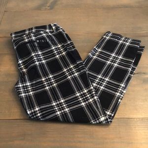 B&W Plaid Pixie Cropped Pant. Size 10